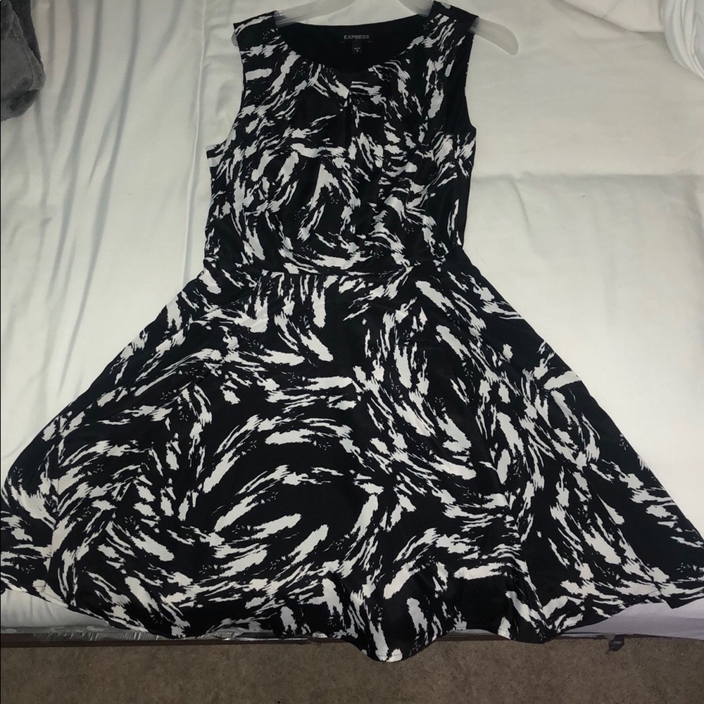 Express dress - Picture 1 of 3